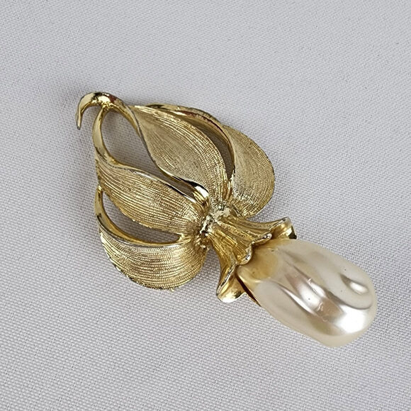 Vintage Gold Tone Oversize Flower Brooch - Picture 2 of 5